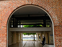 Foto del ingreso al Campus por la calle Martín de Irigoyen 3100