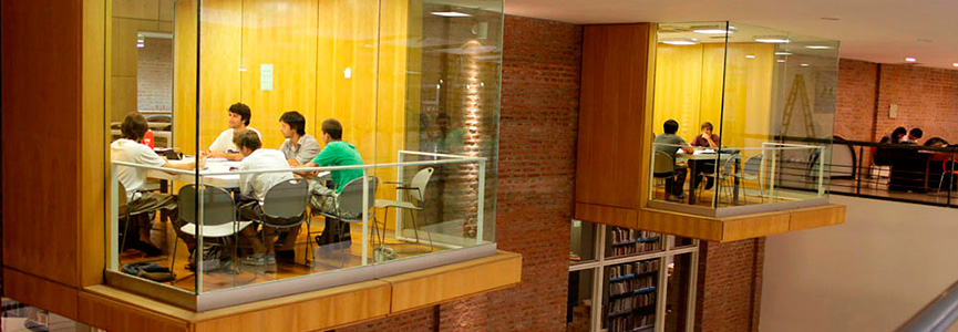 Alumnos en la biblioteca